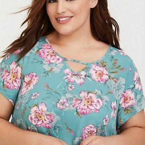 Torrid size 4 Floral keyhole blouse